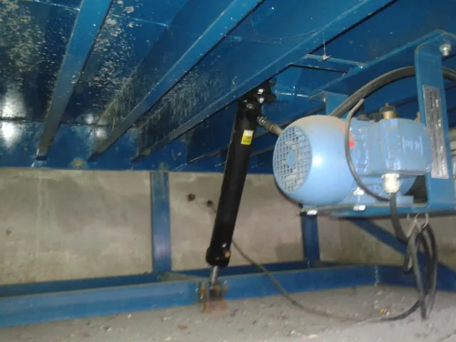 Conjunto mecânico instalado sob estrutura de doca