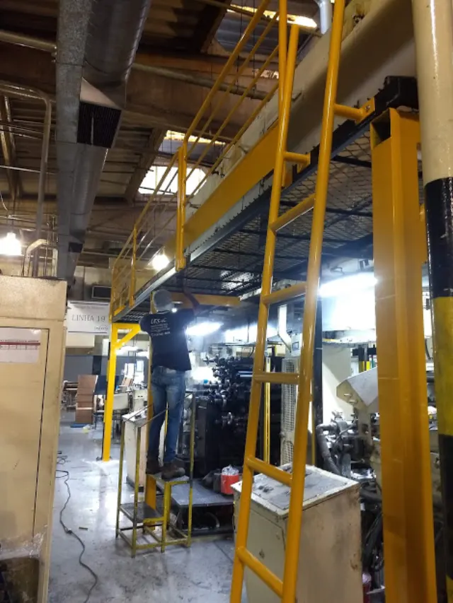 Estrutura amarela de acesso e trabalho em ambiente industrial